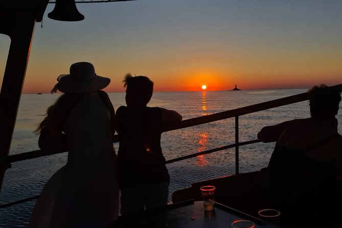 3hours all inclusive Sunset&Dolphin Tour from Medulin on Sandra - Dinner on board: fish, tuna steak, meat, or vegetarian, with drinks included