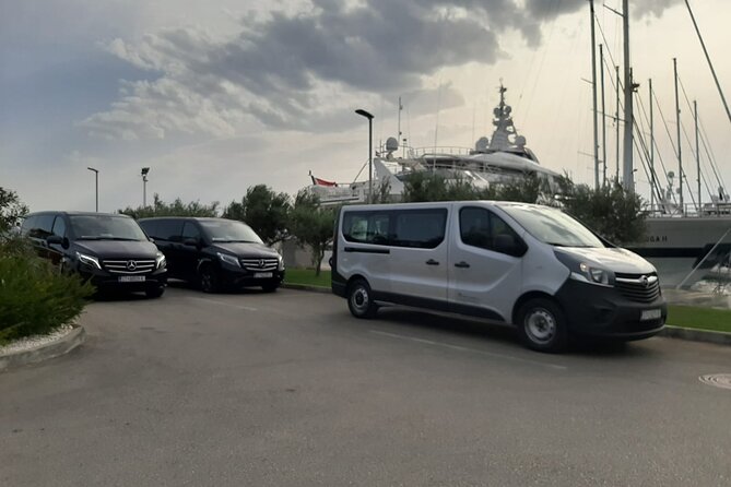 Airport shuttle - Family-friendly comfort, even with kids and luggage