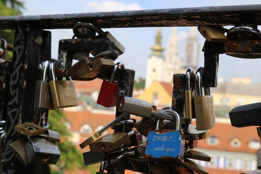 Best of Zagreb Walking Tour - Guides and pacing: the difference between facts and stories