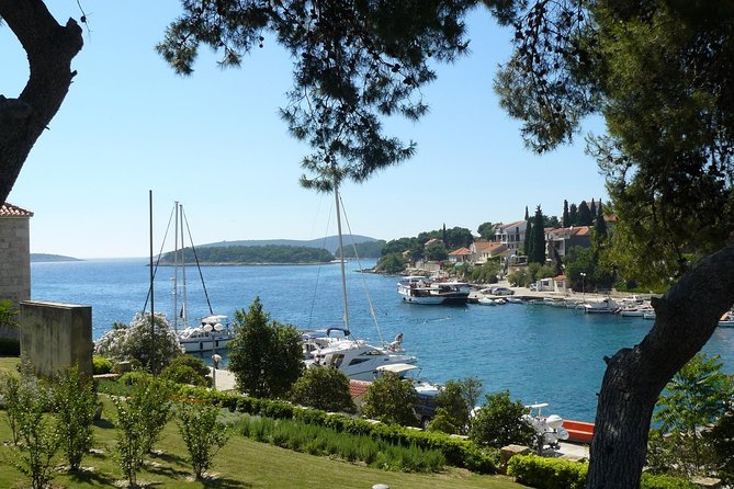 Blue Lagoon Private Tour from Trogir - LUNCH IN THE RESTAURANT INCLUDED - Solta and Maslinica Bay: a quieter island side trip