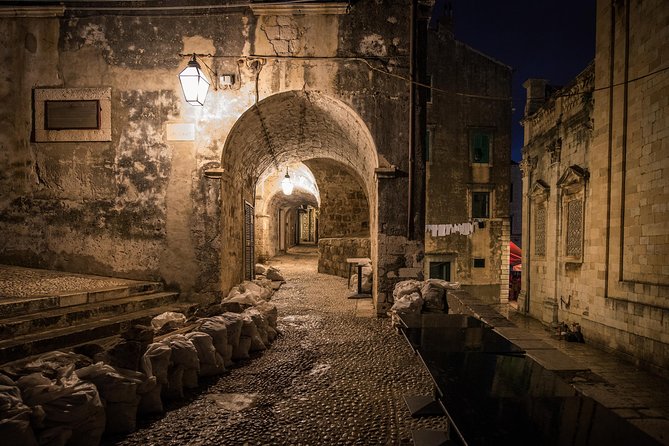 Dark Tales of the Old Town - What You Get in 90 Minutes, More Night Walk Than Performance