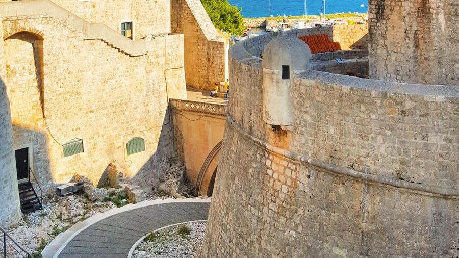 Dubrovnik: 1.5-Hour Guided Old Town Walking Tour - Getting your Dubrovnik bearings at Pile Gate
