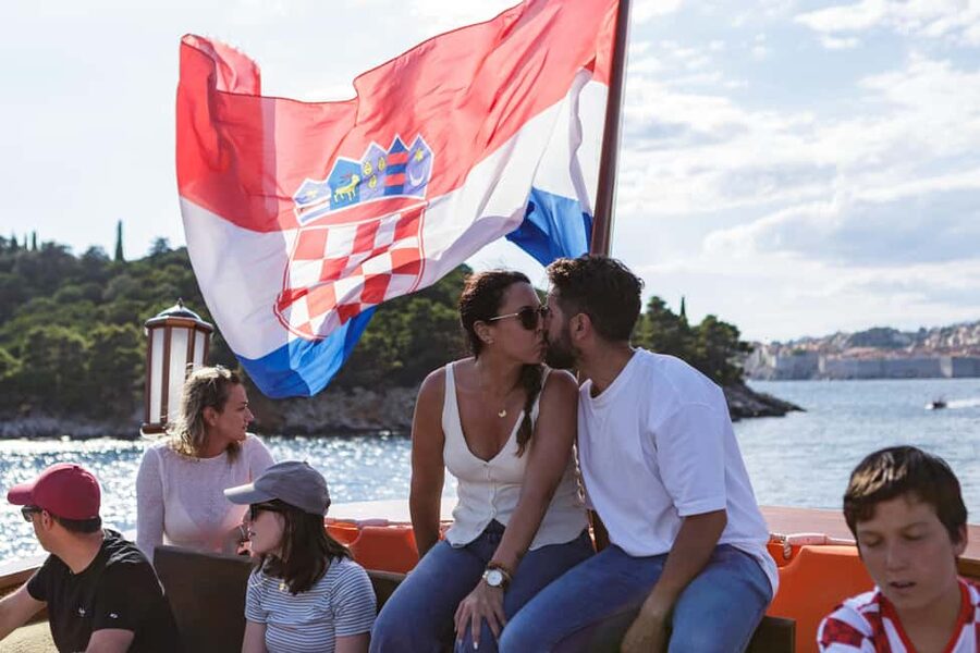 Dubrovnik: Galleon Sunset Cruise with a Live Guide & Drink - The live guide and on-board show: history with a side of performance