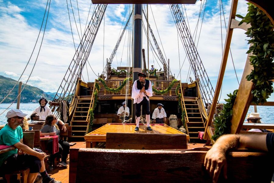 Dubrovnik: Galleon Sunset Cruise with a Live Guide & Drink - Seats, space, and who this cruise suits best