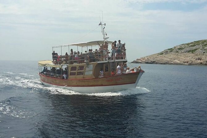 Dubrovnik Islands Boat Tour with Lunch and Unlimited Drinks - Lunch on board: grilled hake, chicken, or vegetarian with seasonal salads