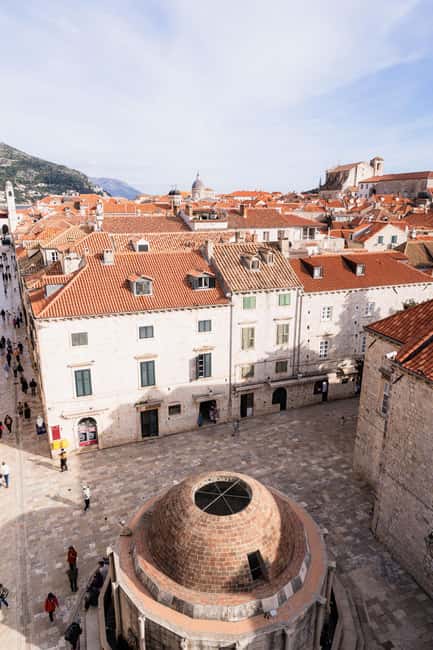 Dubrovnik Old Town: Night tour with History, Wine & Bites - Pile Gate and the mindset of a fortified city