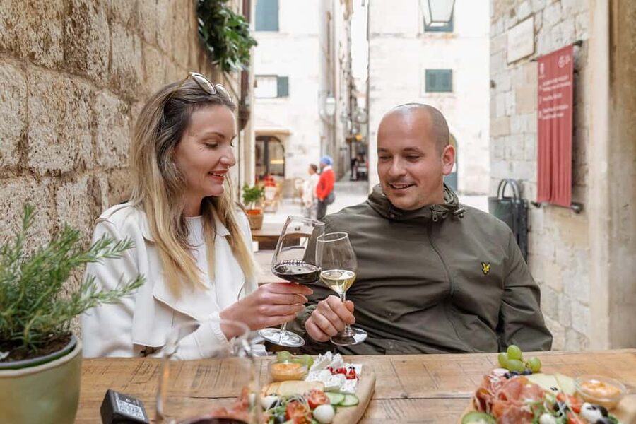 Dubrovnik Old Town: Night tour with History, Wine & Bites - Onofrio’s Fountain: the city’s civic heartbeat