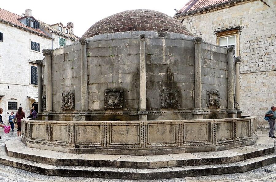 Dubrovnik's Jewish Heritage Tour: Unveiling the Past - The old-town walk: how the guide threads Jewish heritage through Dubrovnik