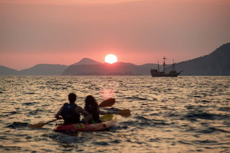 Dubrovnik: Sunset Kayaking and Snorkeling Tour - Why sunset kayaking from Pile Bay feels different