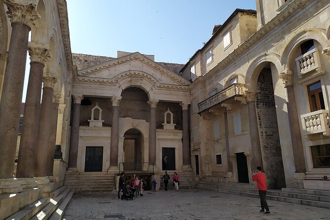 Experience Split With Local Professional Historian - Small Group - Peristyle, cellars, and Triclinium: understanding how power worked
