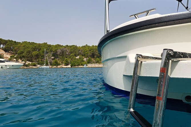 Explore the West coast of the island Brac by BETINA boat - Who should book this Brac west coast boat rental