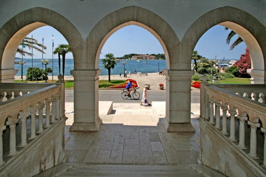 From Rovinj: Istria Day Tour to Poreč, Grožnjan & Motovun - How the walking tours and free time actually play out