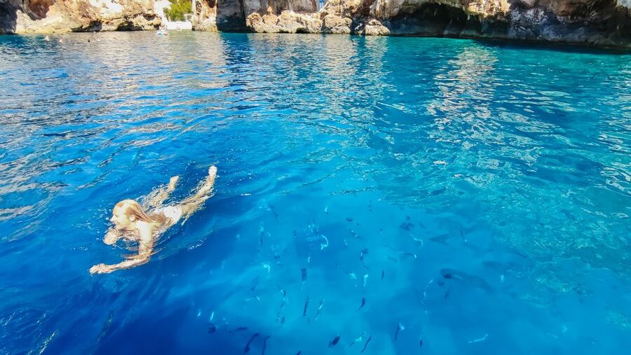 From Split: Blue Cave & 5 Islands with Vis & Hvar Boat Tour - Komiža on Vis: film town energy and a proper stop to wander