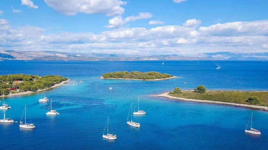 From Split: Blue Lagoon and 3 Island Boat Tour - UNESCO Trogir in one hour: what fits, what doesn’t