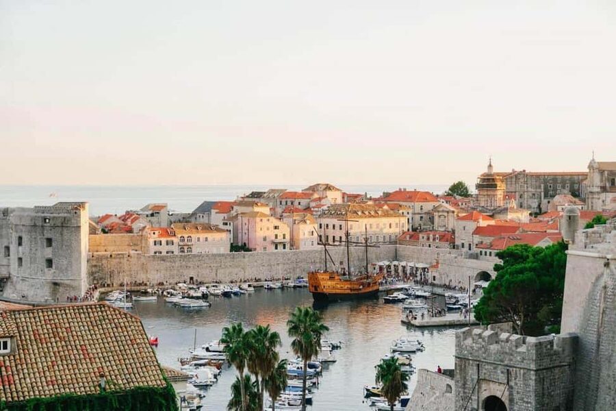 From Split/Trogir: Dubrovnik Guided Tour with a Stop in Ston - Entering Dubrovnik via Stradun Promenade and the Walls