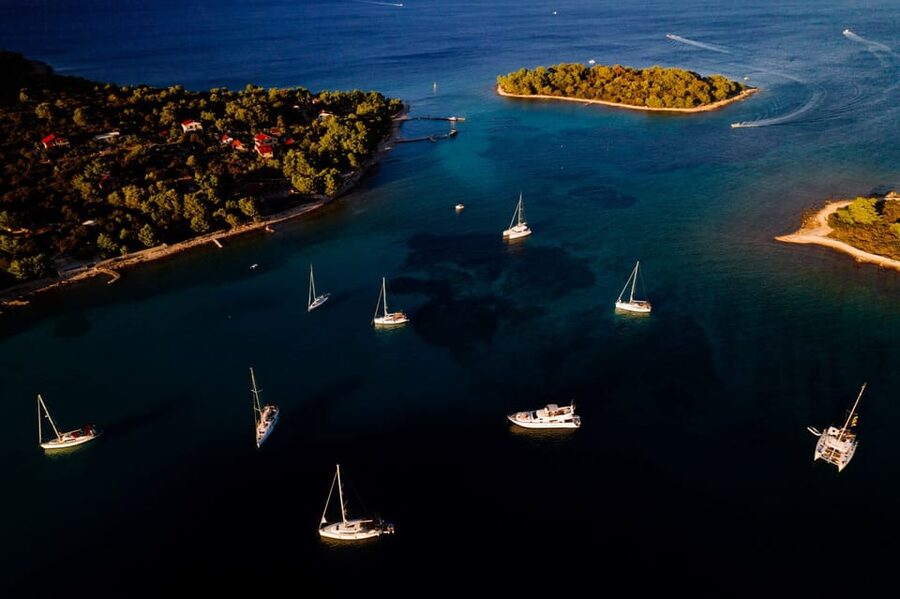 From Trogir Day sailing (private tour) - Drvenik Veliki (Veliki Porat): free time for lunch and another swim
