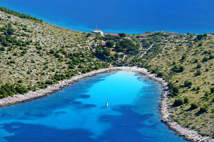 From Zadar: Kornati National Park & Telašćica Boat Tour - The Morning Cruise: Breakfast, Welcome Drinks, and Settling In