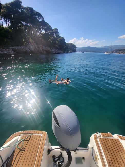 Hello Dubrovnik: Blue Cave Tour 4h - All Inclusive - Drinks, boat comfort, and how the snorkeling setup works