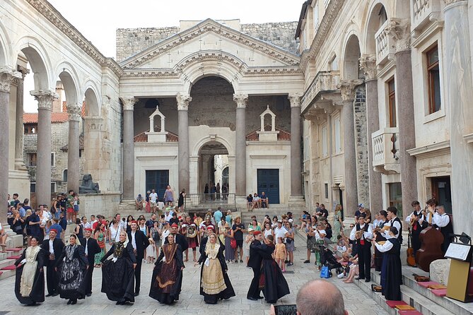History Split Walking Tour in French -Small group - The Vestibulum Stop: Emperor Presence and a Possible Dalmatian Moment