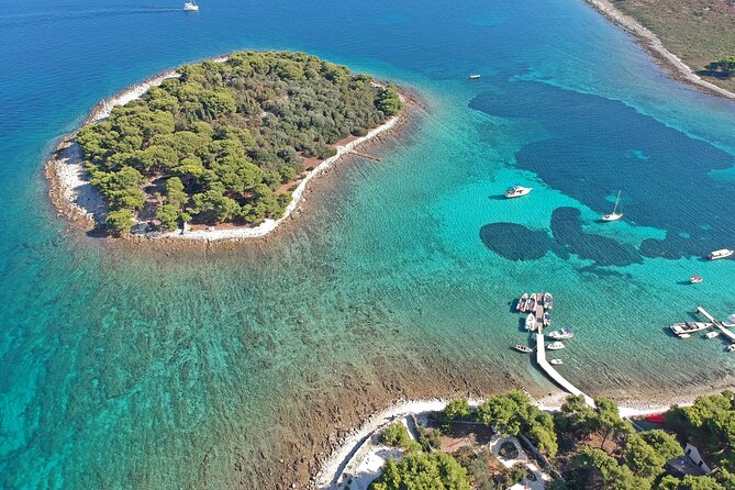 Islands Brač, Šolta & Blue lagoon - Private speedboat tour - Necujam Bay on Solta: a popular bay with shipwreck interest