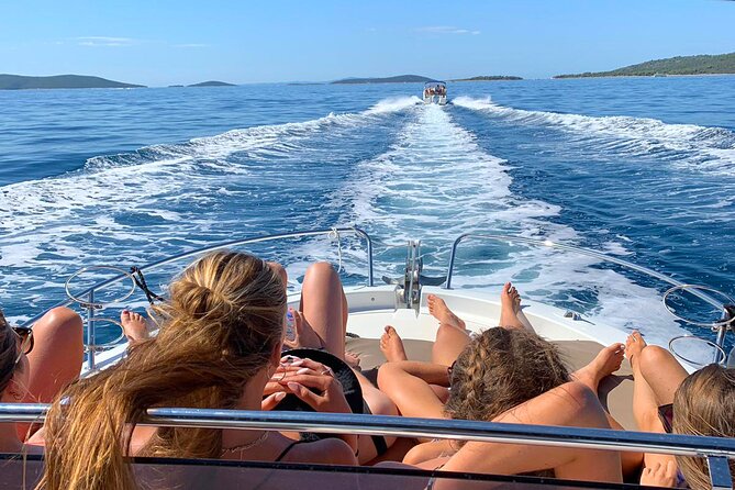 Islands Brač, Šolta & Blue lagoon - Private speedboat tour - Maslinica on Solta: an old village and a castle-turned-hotel backdrop