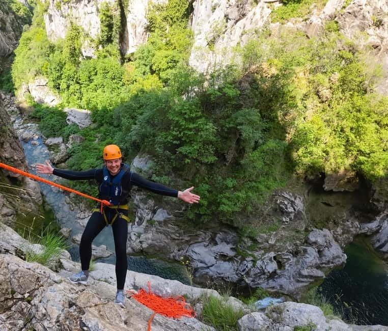 Iz Omisa/Zadvarija: Extremni Canyoning na rijeci Cetini - Gear Check: 5 mm Neoprene, Helmet, Vest, Harness