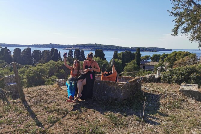 Kayaking to Island Saint Jerolim with snorkeling activitie - Practicalities: What to Wear, Where to Meet, and How the Day Flows