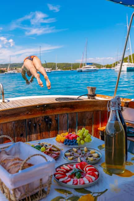 Korčula: Sail Away - tour with traditional craftmanship boat - The 4-hour route: what each stop offers (and what to watch for)