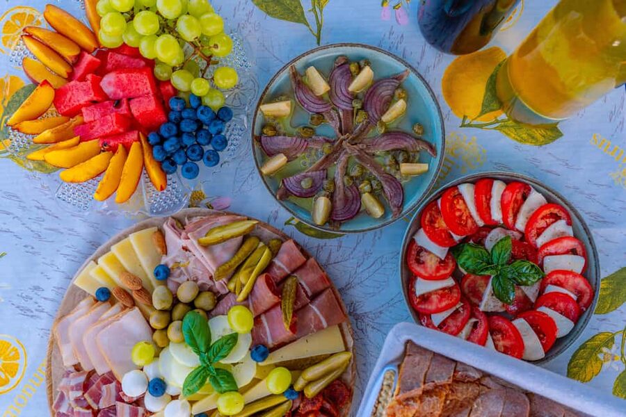 Korčula: Sail Away - tour with traditional craftmanship boat - Snacks, drinks, and the meal that keeps the day easy