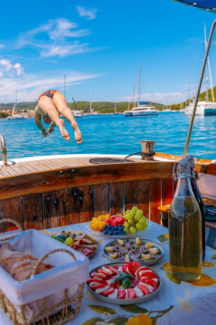 Korčula: Sail Away - tour with traditional craftmanship boat - Crew and communication: what language feels like on the day