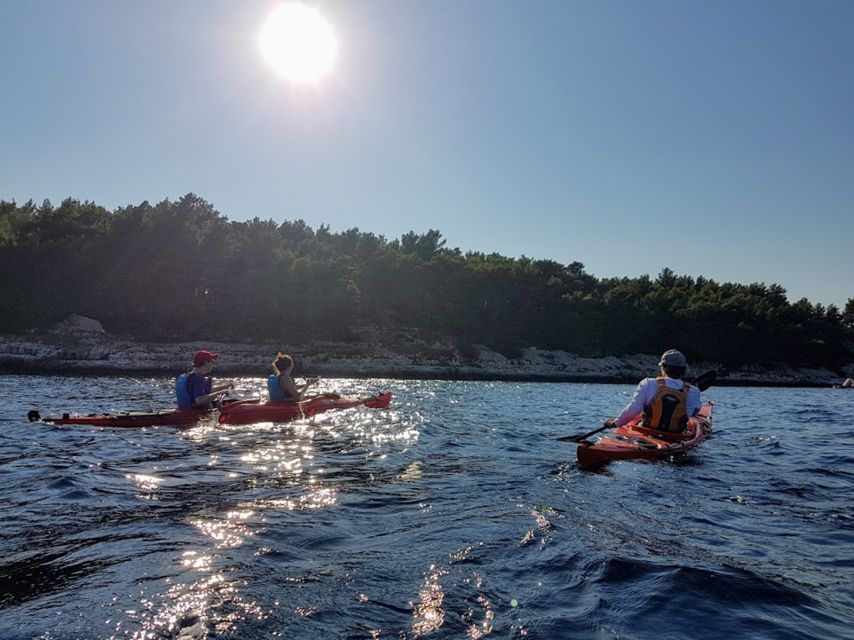 Lumbarda - Sunset Kayak Tour with a Picnic - Wine and Sweets - GRK Wine and Canapes: Why This Picnic Setup Works
