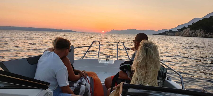 Makarska: Speedboat Sunset Tour to hidden bay on island Brač - Makarska sunset views from the open water