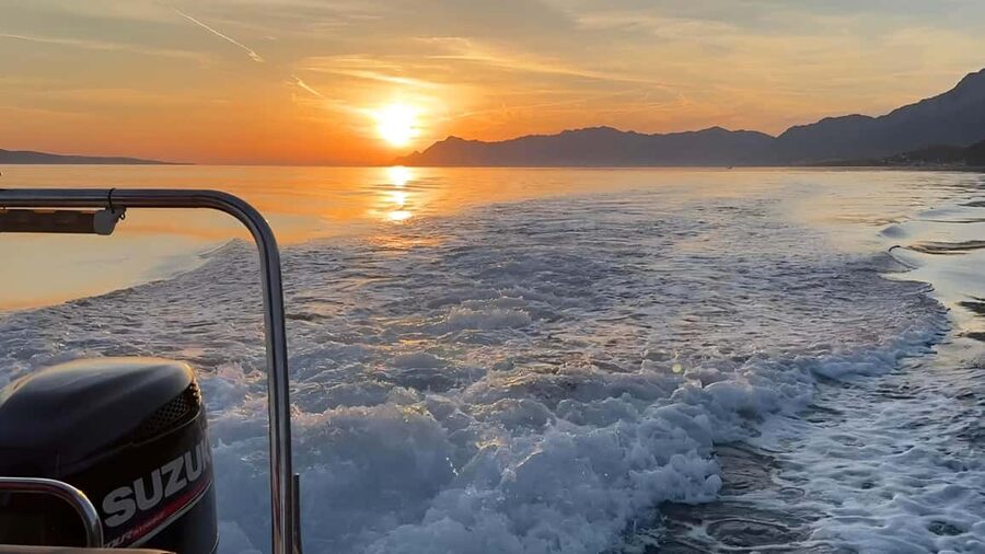 Makarska: Speedboat Sunset Tour to hidden bay on island Brač - Anchored boat access, and how to plan for it