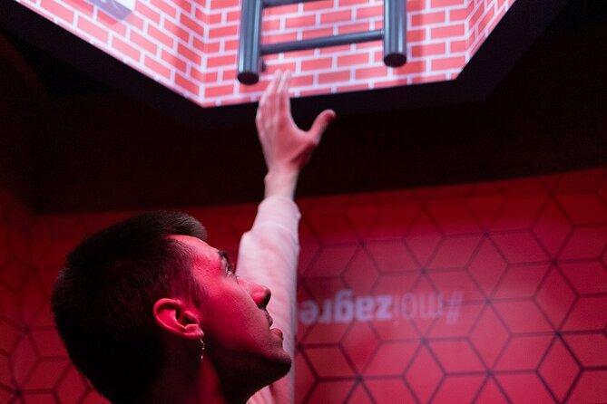 Museum of Illusions Zagreb - Languages and explanations: Croatian and English captions