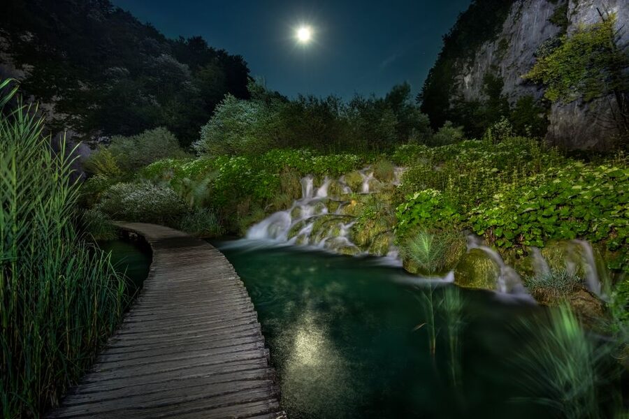 Plitvice Lakes Private Guided Tour - Starting at the National Park Cafeteria: why the meetup point matters