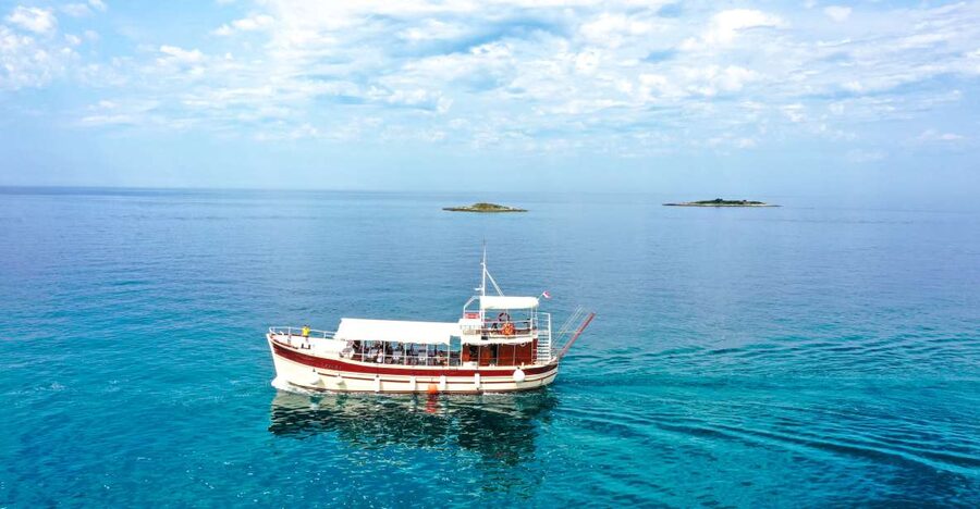 Poreč: Panoramic Morning Cruise Among 20 Islands with Drinks - Comfort in Windy Water: Motion, Blankets, and Captain Adjustments