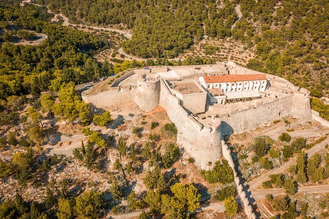 Private Blue Cave and Hvar - 5 Islands Tour - Private guide effect: the real value is in the human control