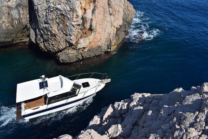 Private boat tour - caves, snorkeling, bays and beaches - Choosing caves, bays, and beaches without getting stuck
