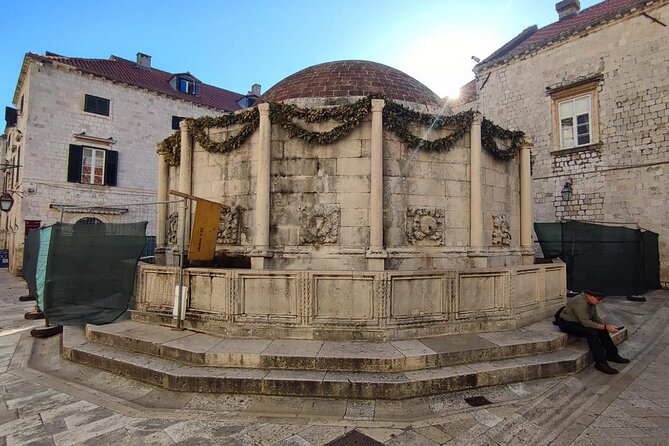 Private Self-Guided Audio Walking Tour in Dubrovnik Old Town - Sponza Palace: A landmark shaped by rainwater