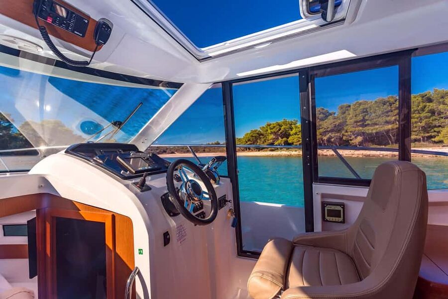Private speedboat tours Sea Symphony - Mala Stiniva Bay on Hvar: swimming in a dramatic setting