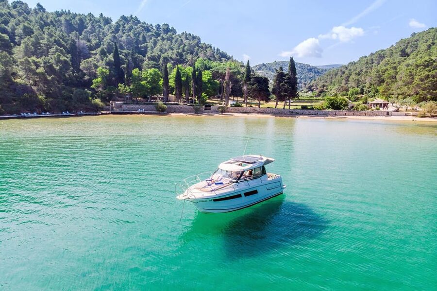 Private speedboat tours Sea Symphony - Hrvaska Bay: an accessible-by-boat lunch in a quiet spot