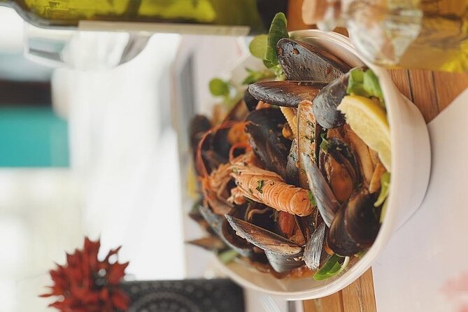 Private Split Tour & Local Bites & Seafood Extravaganza & Pickup - How the private 3-hour food-and-history loop works