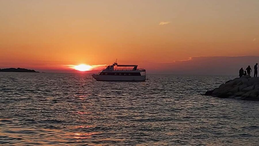 Pula: Dolphin Sunset Cruise to Brijuni with Dinner & Drinks - Sunset viewing tips for golden-hour photos from the water
