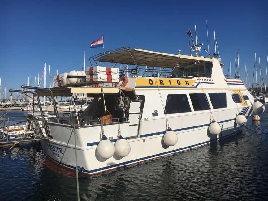 Pula: Dolphin Watching Sunset Cruise with Dinner & Drinks - Setting Sail in Pula, With the Amphitheater Watching From the Water