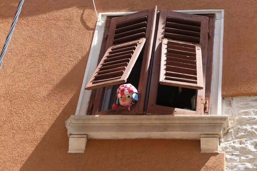 Pula: Historic Walking Tour with Local Guide & City Views - Walking the old streets to Pula’s preserved city gates