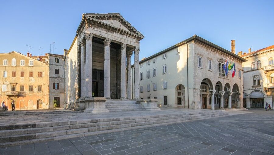 Pula: Historic Walking Tour with Local Guide & City Views - The Roman Amphitheatre story, minus the gladiator shortcut