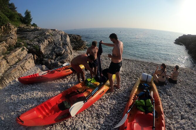 Pula Sunset Adventure – Boat, Kayak, Snorkeling & Sunset - Drinks and fruit: the practical comfort during a 3-hour outing