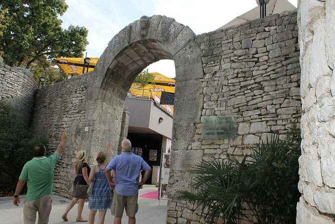 Pula walking tour - Amphitheatre de Pula exteriors, and what to look for