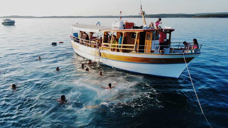 Rovinj half-day cruise: swim stops, drinks & brunch included - Stop 4 and back toward Rovinj: St. Giovanni lighthouse pass and final views