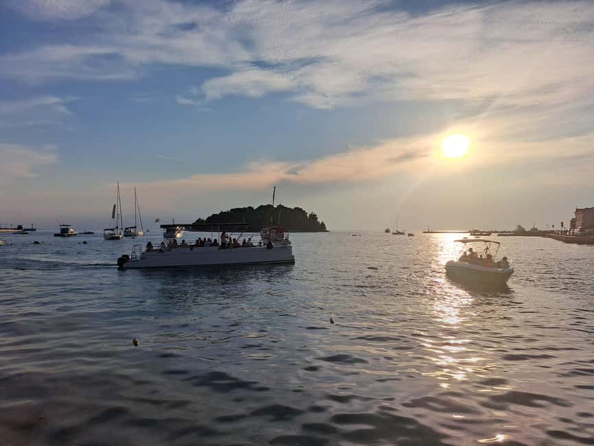 Rovinj: Sunset & dolphin group tours with Catamaran - Languages on board and how that affects your comfort